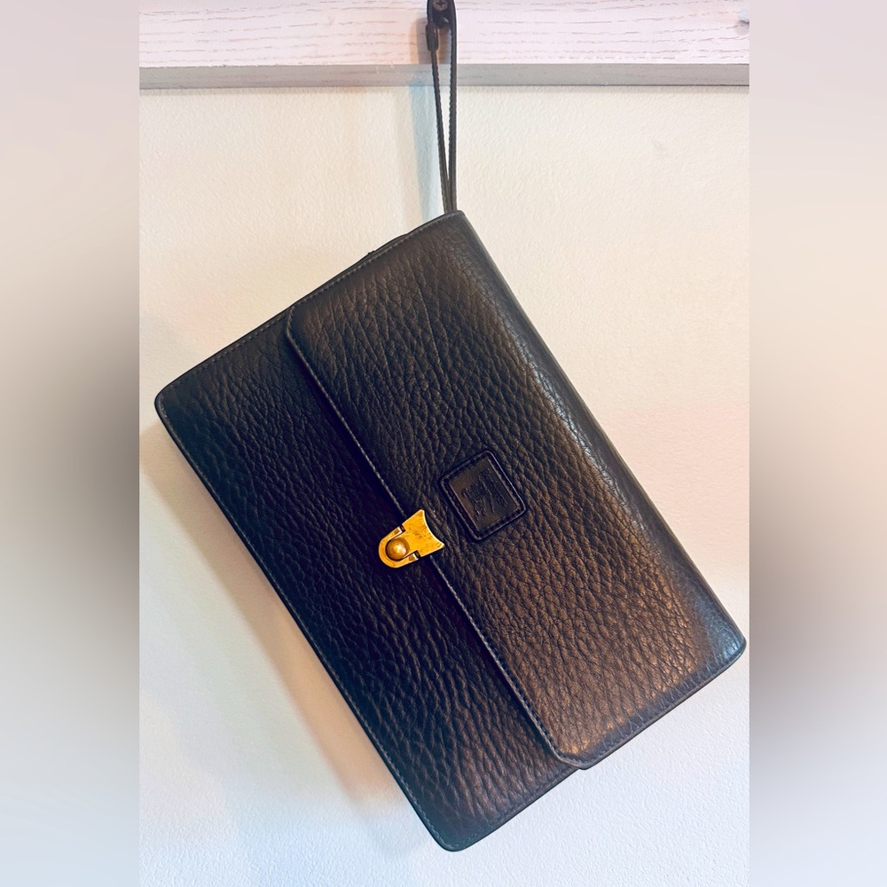 Burberrys black wristlet, clutch. Leather. Amazing vintage piece. Note pics.